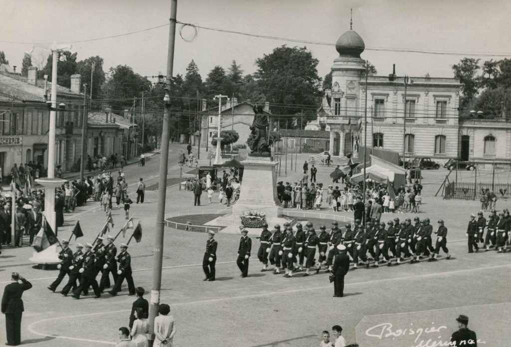 Défilé militaire sur la place Charles-de-Gaulle. Photographie N et B, studio Boisnier, s.d. Archives communales de Mérignac, 7 Num 375.