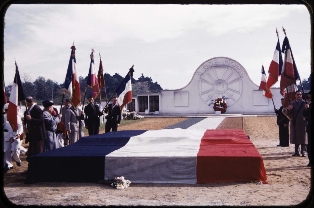 Cérémonie patriotique au carré militaire du cimetière. Photographie couleur, studio Boisnier, s.d. Archives communales de Mérignac. Fonds Ernerst et Lucien Boisnier, 7 Num 382.