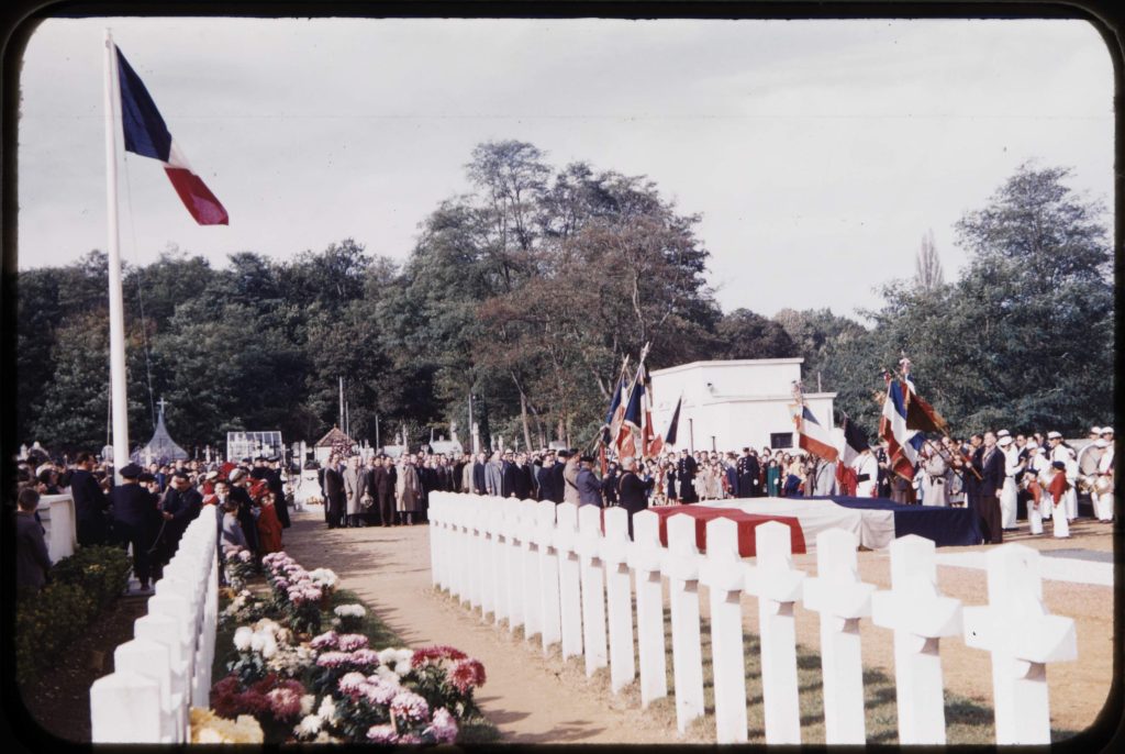 Cérémonie patriotique au carré militaire du cimetière. Photographie couleur, studio Boisnier, s.d. Archives communales de Mérignac. Fonds Ernest et Lucien Boisnier, 7 Num 383.