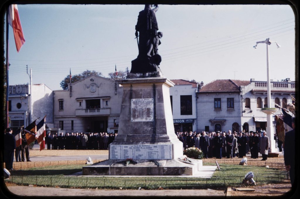 Cérémonie patriotique au Monument aux Morts. Photographie couleur, studio Boisnier, s.d. Archives communales de Mérignac. Fonds Ernest et Lucien Boisnier, 7 Num 385.
