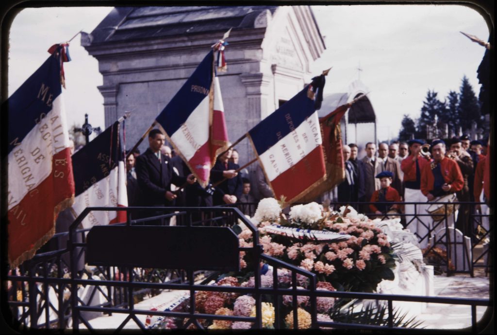 Cérémonie patriotique au caveau du cimetière. Photographie N et B, studio Boisnier, s.d. Archives communales de Mérignac. Fonds Ernest et Lucien Boisnier, 7 Num 388.