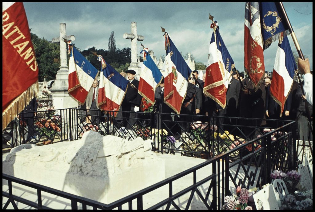 Cérémonie patriotique au caveau du cimetière. Photographie N et B, studio Boisnier, s.d. Archives communales de Mérignac. Fonds Ernest et Lucien Boisnier, 7 Num 397.