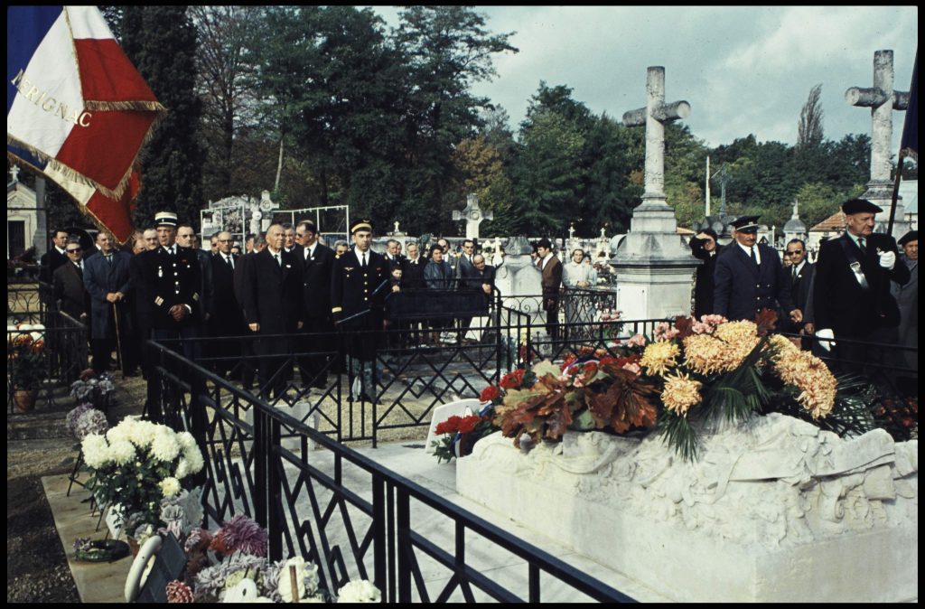 Cérémonie militaire au caveau du cimetière. Photographie couleur, studio Boisnier, s.d. Archives communales de Mérignac. Fonds Ernest et Lucien Boisnier, 7 Num 399.