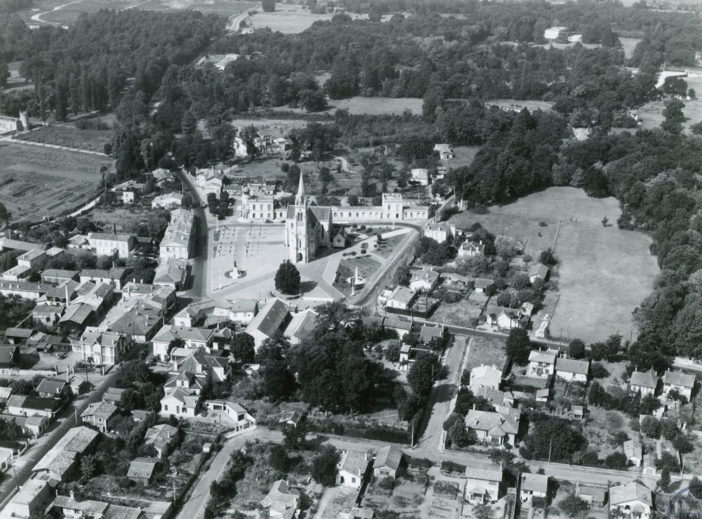 Vue aérienne du centre-ville de Mérignac, 1953. Photographie N et B, Ets J. Richard, R. Henrard. Archives communales de Mérignac, 9 Fi 55.