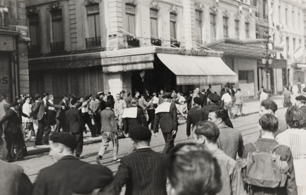Arrestations opérées par la foule sur les allées de Tourny à Bordeaux, [1944]. Photographie N et B, Puytorac, photographe. Archives de Bordeaux Métropole, Bordeaux 21 Fi 224.