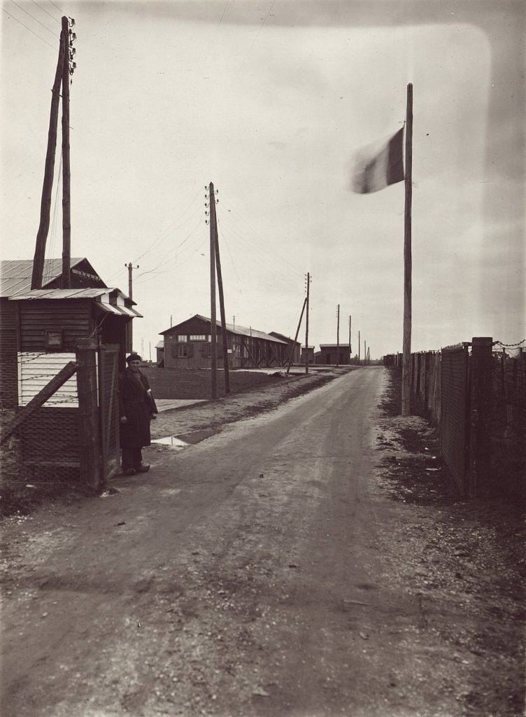 Le mât de pavillon à l’entrée du camp, décembre 1941. Photographie N et B, Studio Rolland Lhorme, Bordeaux. Archives départementales de la Gironde, 103 W 4.