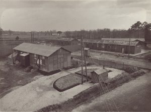 Poste de gendarmerie du camp, décembre 1941.Photographie N et B, Studio Rolland Lhorme, Bordeaux. Archives départementales de la Gironde, 103 W 4.