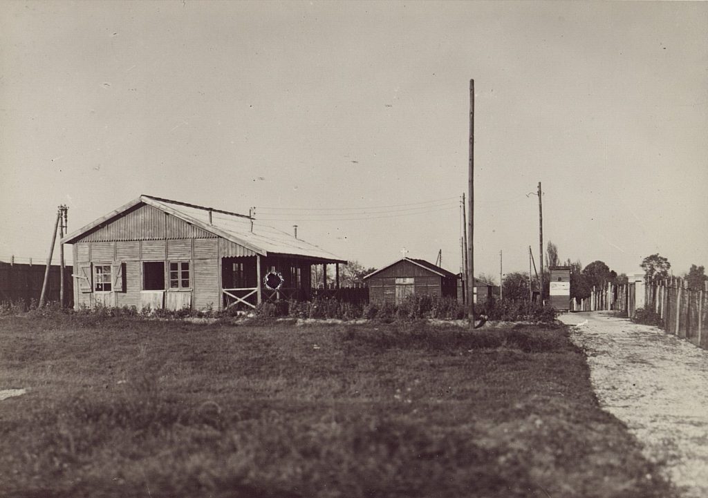 Nouveaux bureaux et chapelle, décembre 1943. Photographie N et B, auteur inconnu. Archives départementales de la Gironde, 103 W 6.