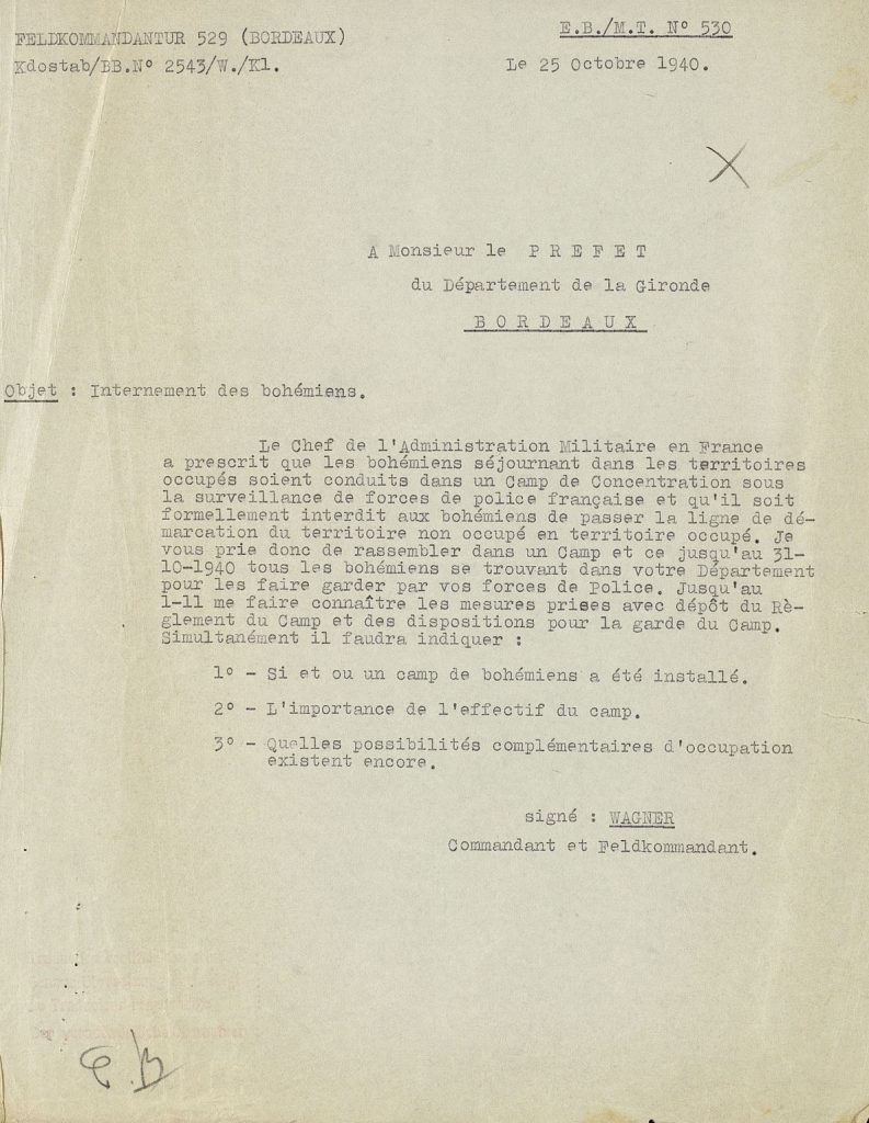 Correspondance de la Feldkommandantur prescrivant l’internement des « bohémiens » séjournant dans les territoires occupés, 25 octobre 1940. Archives départementales de la Gironde, 104 W 42.