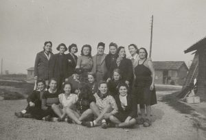 Un groupe de femmes transférées du camp de Voves (Eure-et-Loir), [vers 1943].Photographie N et B, auteur inconnu. Archives départementales de la Gironde. Fonds Georges-Durou, 142 J 77.