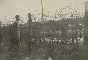Georges Durou près des barbelés qui entourent la baraque des otages, septembre 1941.Photographie N et B, auteur inconnu. Archives départementales de la Gironde. Fonds Georges-Durou, 142 J 77.