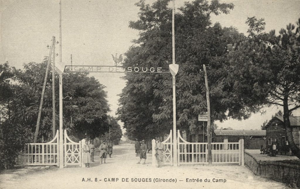 Entrée du camp de Souge, s.d. Carte postale, A. Hue. Archives départementales de la Gironde, 4 Fi 3409.