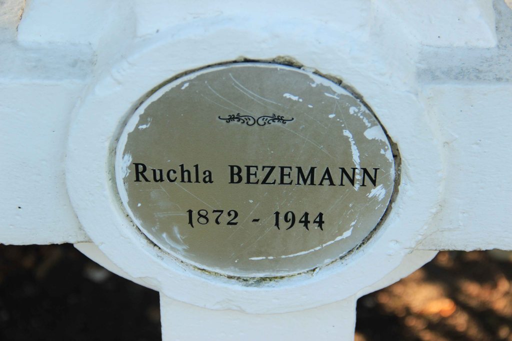 Croix latine du cimetière. Photographie couleur, 2012. Archives communales de Mérignac.