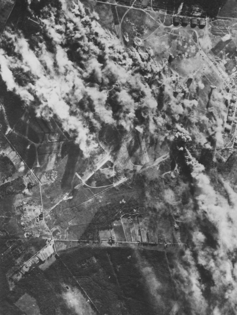 Bombardement de l’aéroport de Mérignac, occupé par l’armée allemande, 15 juin 1944. Photographie aérienne N et B. National Archives and Records Administration (NARA), États-Unis.