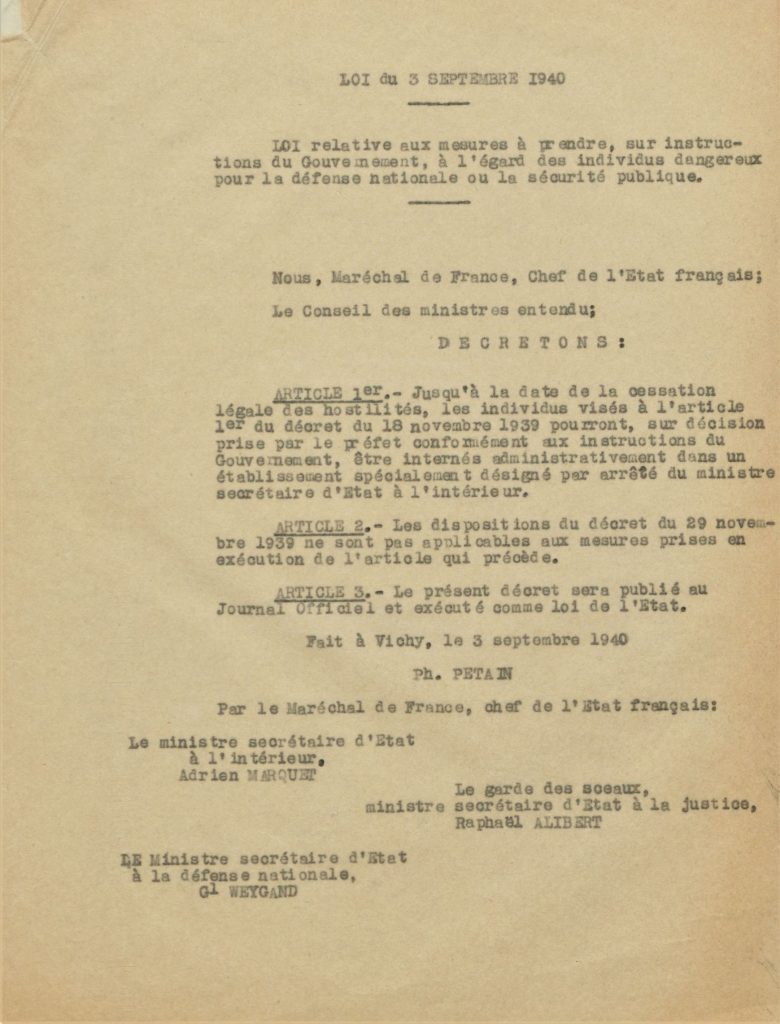 Loi du 32 septembre 1940 relative aux mesures à prendre à l’égard des individus dangereux pour la défense nationale ou la sécurité publique.Archives de Paris, PEROTIN/609/52/1.